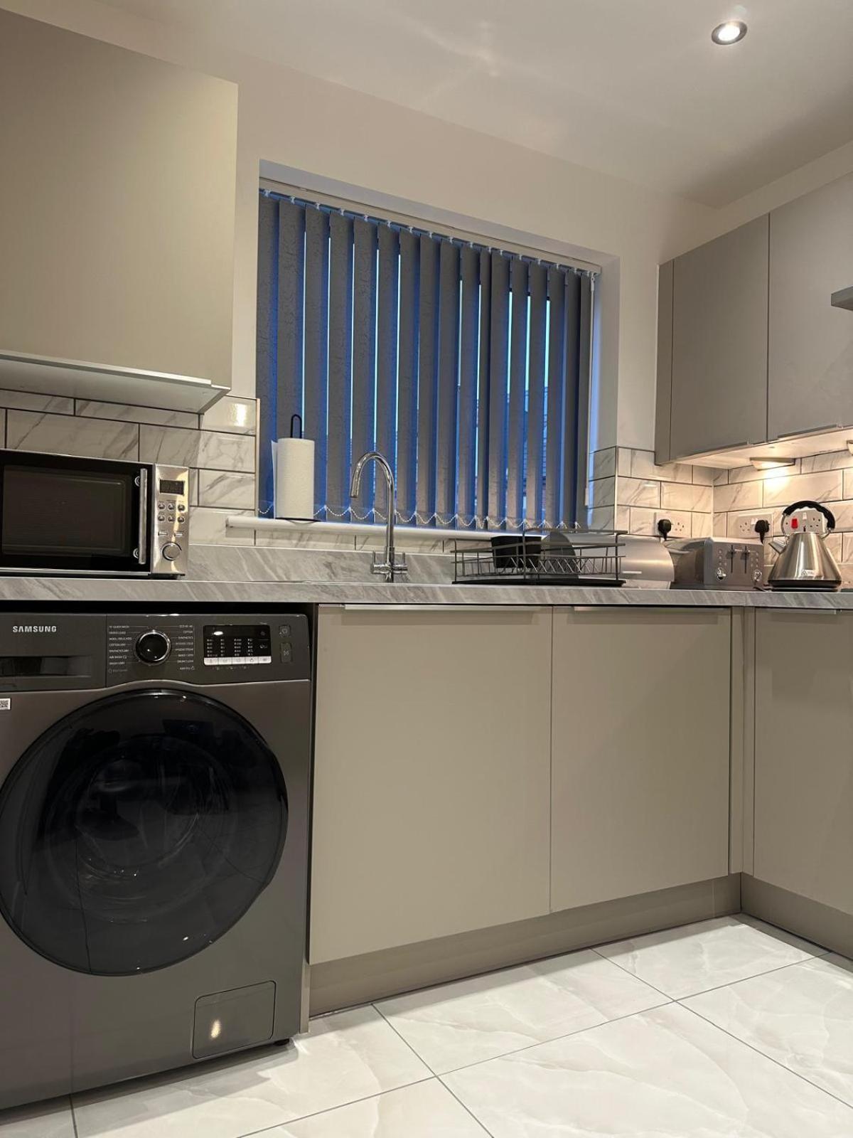 Lush King Ensuite In A Shared Home 맨체스터 외부 사진